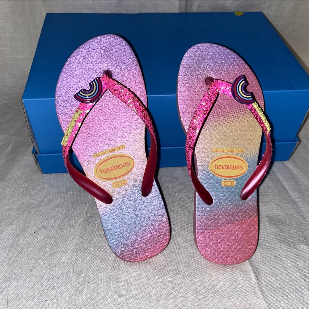 Havianas pastel rainbow shoes for girls size 2 with rainbow gibbet.